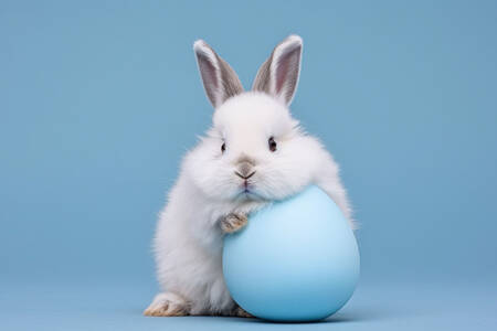 Kaninchen mit einem Ei