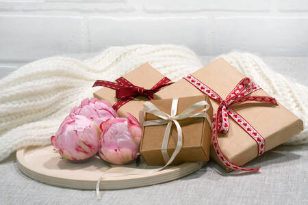 Κουτιά δώρων και παιώνιες