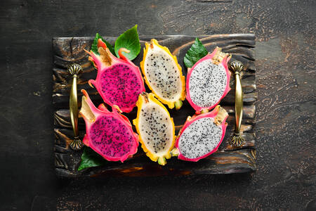 Drakenfruit op een houten bord