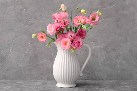 Eustoma rosa in un vaso