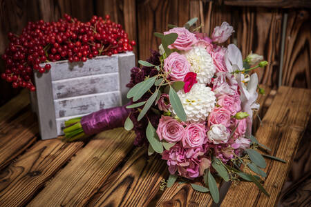 Bouquet de mariée sur fond en bois