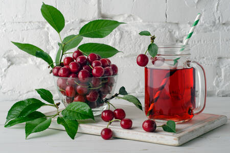 Cerezas y jugo de cereza