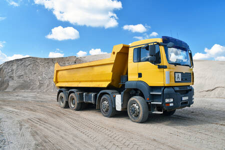 LKW in einem Steinbruch