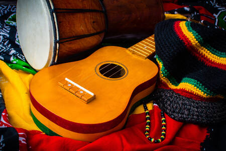 Guitare et tambour sur des tissus éclatants