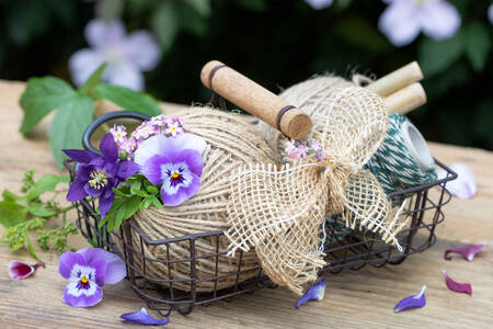 かごの中の毛糸玉