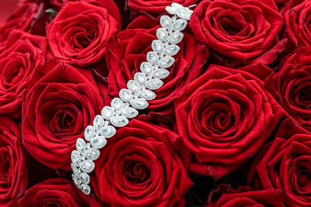 Bracelet luxueux sur roses rouges