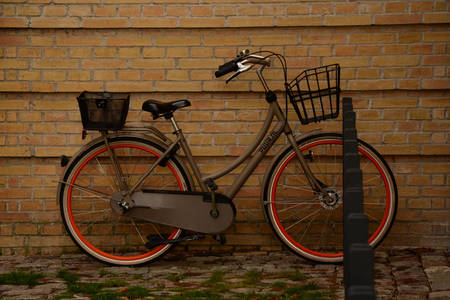 Kerékpár egy téglafalnak Koppenhágában