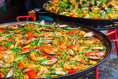 Paella s morskými plodmi