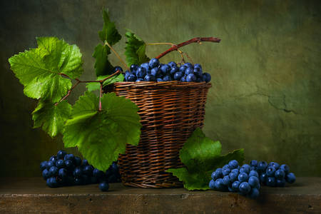 Виноград в кошику