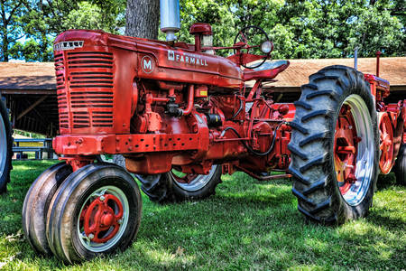 Старый красный трактор