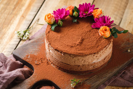 Chocolade cheesecake versierd met bloemen