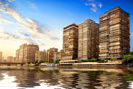 Kahire'de Nil kıyısındaki binalar