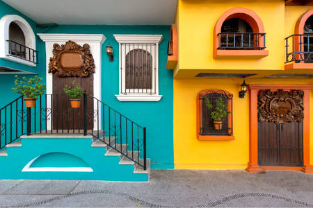 Фасади на къщи в Пуерто Валярта