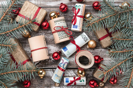 Soldi, regali e addobbi natalizi