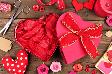 Kutija sa poklonima u obliku srca
