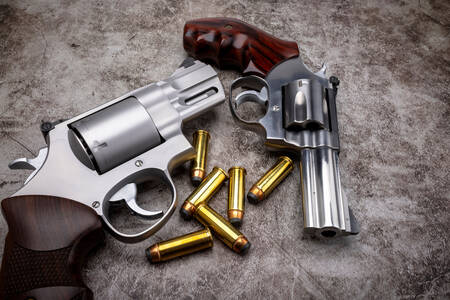 Revolvery a náboje