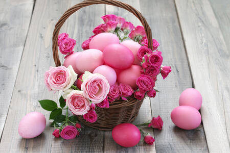 Sepet içinde güller ve Paskalya yumurtaları