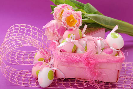 Huevos de Pascua en una caja rosa