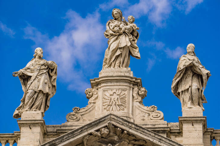 Skulpturer på kyrkan Santa Maria Maggiore