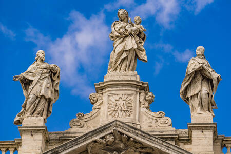 Sculpturen op de kerk van Santa Maria Maggiore
