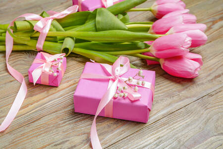 Подарки и тюльпаны