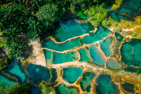 Vista dall'alto delle piscine color smeraldo