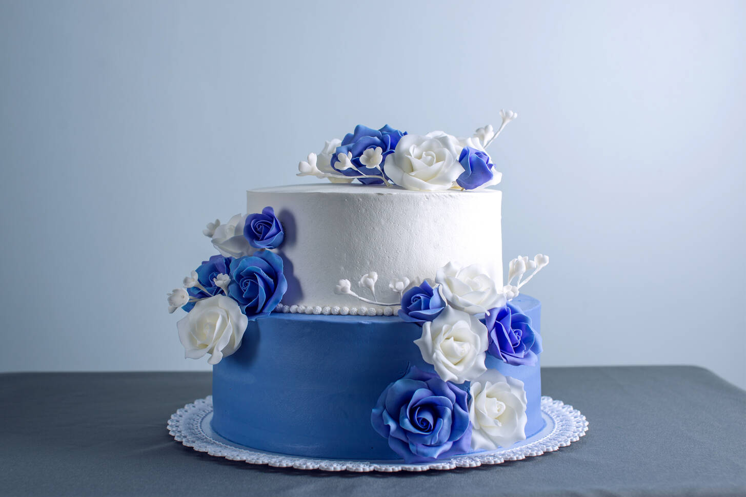 Торт одноярусный в синем цвете на свадьбу