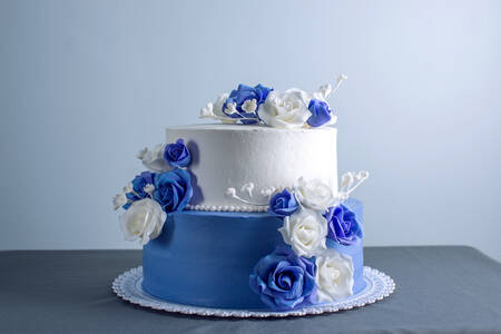 White and blue wedding cake