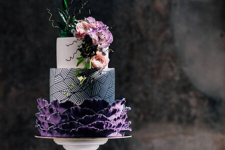 Karanlık bir arka plan üzerinde düğün pastası