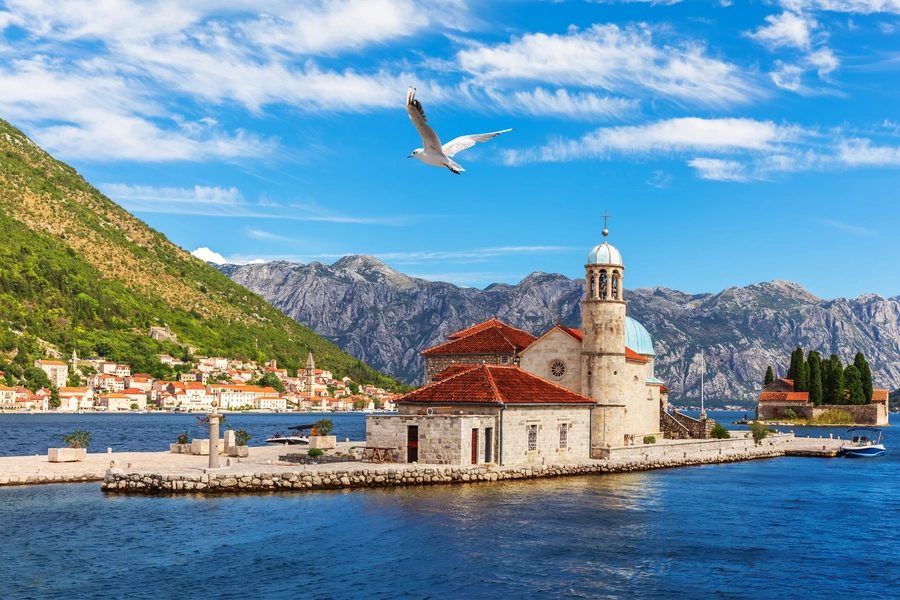 Gospa od Skrpjela dans la baie de Kotor