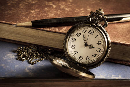 Карманные часы, книга и ручка