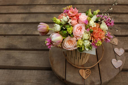 Kwiaty na stole z sercami
