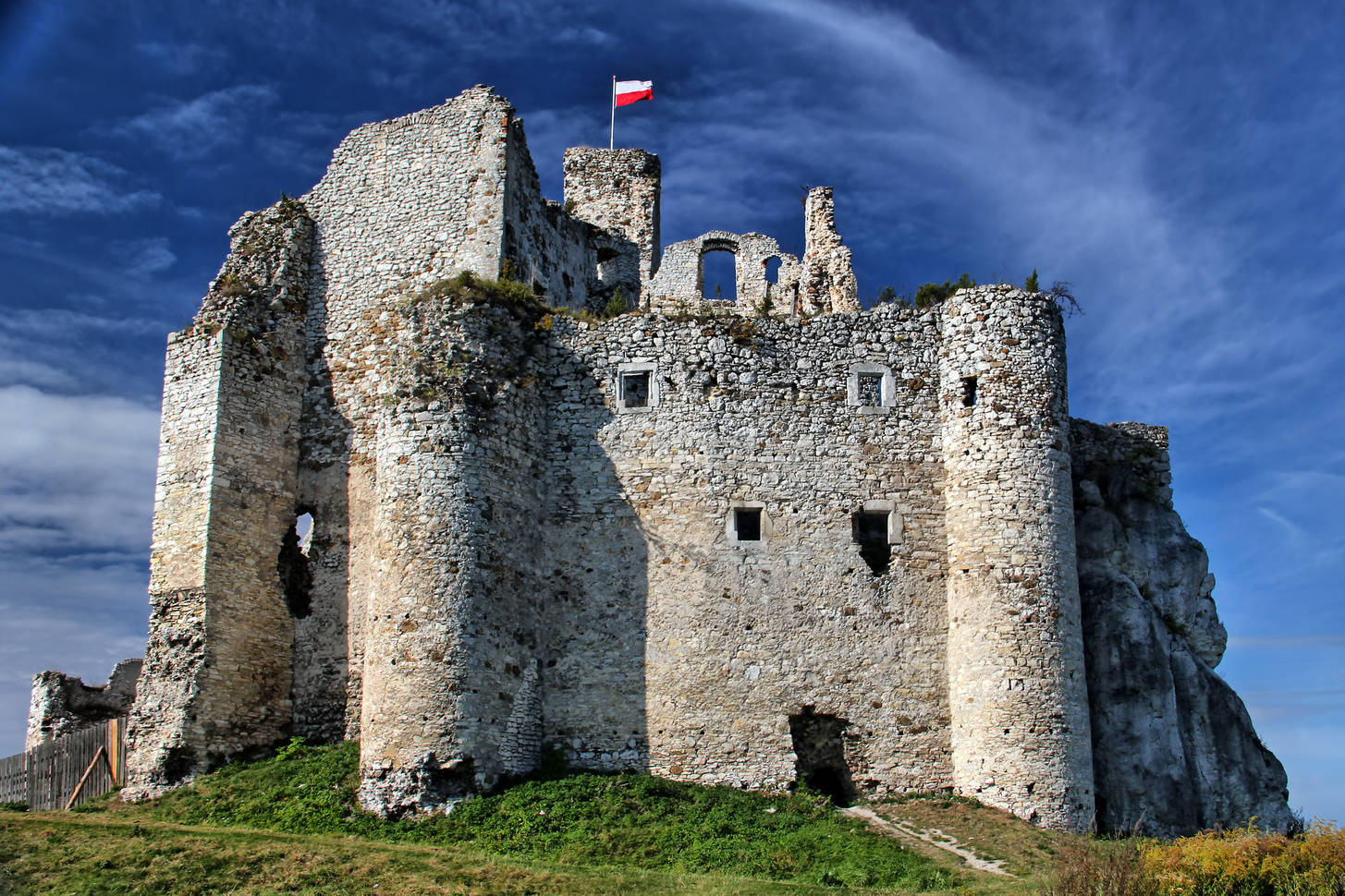 Развалины замка Караколь Франция