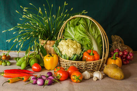 Gemüse und Kräuter auf dem Tisch
