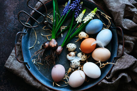 Stoviglie vintage con uova di Pasqua