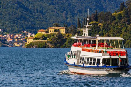Nava cu motor pe Lacul Como