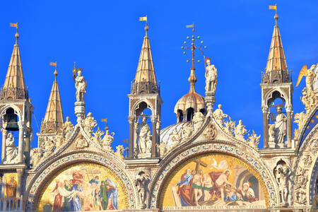 Fassade des Markusdoms in Venedig