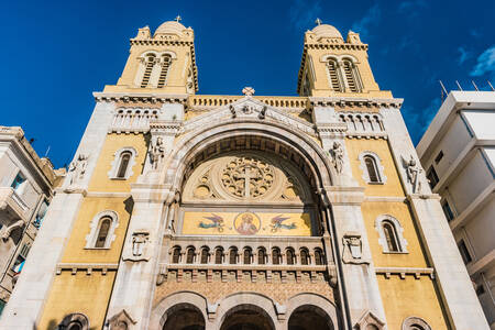 Фасад на катедралата Свети Викентия де Пол