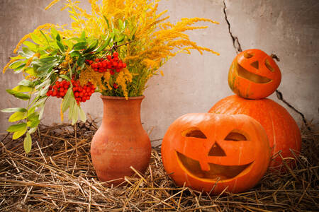 Halloween-Kürbisse auf Heu