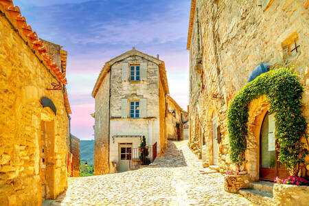 Le strade della città di Lacoste