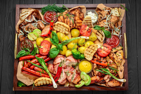 Viande grillée et légumes