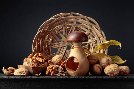 Valnødder og en nøddeknækker i træ