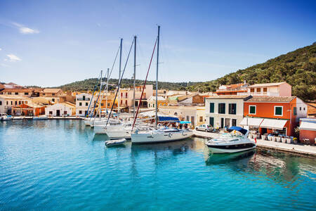 Barcos à vela na baía de Gaios