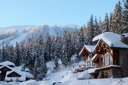Σπίτια του χωριού στα χιονισμένα βουνά