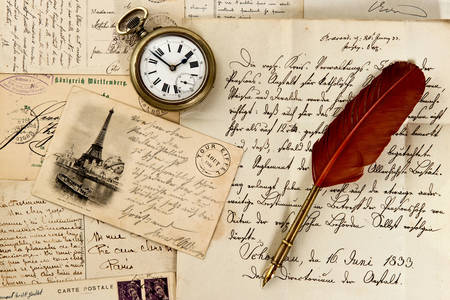 Litere vechi, stilou și ceas de buzunar