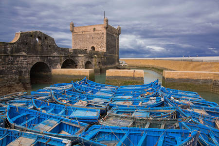 Barcos de pesca azuis em Essaouira