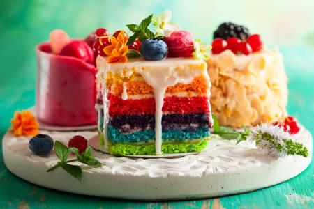 Разноцветные пирожные