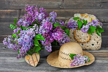 Bouquet de lilas et accessoires en osier