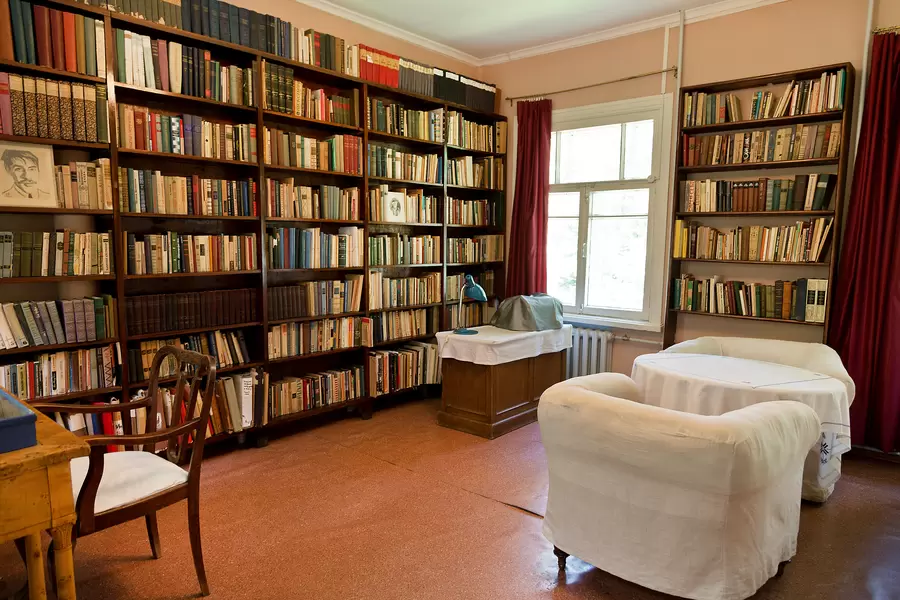 Library in the House-Museum of Korney Chukovsky