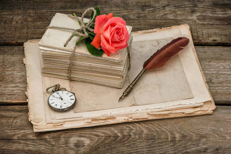 Lettere, rosa e orologio
